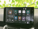 ラジオやテレビ、Bluetooth、USBなどのメニューが並び、使いたい音源を選びやすい画面構成です。電話や設定などの項目もまとめられており、目的の機能を見つけやすく便利です。