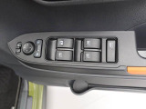 パワーウィンドウのスイッチです。 運転席に居ながら助手席の窓を開け閉めできるので便利ですよ。 ロック機能も付いてるので子供がイタズラして窓を開けるという事もできなくできますよ。