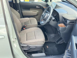 運転席まわりは視界が広く、前方や周囲の確認がしやすいレイアウトです。落ち着いた色合いのシートと足元の空間が心地よく、乗り降りの際もゆとりを感じられる室内です。