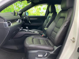 前席からフロントまわりまで見渡しやすく、運転席と助手席でくつろぎやすい空間です。シートには身体を支える形状があり、乗り降りの際にも室内の様子を確認しやすくなっています。