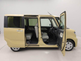 店内は明るく、広くなっております!各商談テーブルはパーテーションで仕切っておりますのでお客様のご希望をご遠慮なくどうぞ!