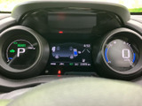 左右のメーターと中央の表示部に情報がまとまり、運転中に必要な内容を確認しやすい配置です。表示が見渡しやすく、車両情報を把握しながら走行できるため、毎日の運転を支えてくれます。