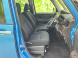 前席は座面と背もたれにゆとりを感じる形状で、運転席から助手席まで見通しのよい空間です。足元も広く、乗り降りの際や日常の移動でも過ごしやすそうです。