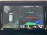 車両後方の映像に加え、周囲を上から見たような表示も確認できます。駐車時や後退時に周囲の状況を把握しやすく、画面のガイド表示も位置合わせの目安として活用できます。