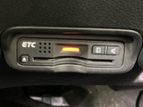 ETC車載器を備えており、高速道路の料金所を利用する際に便利な装備です。カードの挿入口や状態表示、操作ボタンがまとまっていて、日常の高速道路利用をサポートします。