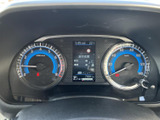 メーターと中央のディスプレイに走行に関わる情報がまとまり、運転中も確認しやすい配置です。必要な情報をひと目で把握しやすく、日々の運転をサポートします。
