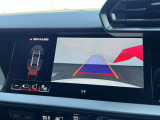 ●バックカメラ『駐車や後方の視界をサポートするための重要な機能です。多くのモデルに標準装備またはオプションとして搭載、リアバンパーに取り付けられたカメラが後方の映像を車内のディスプレイに表示します』