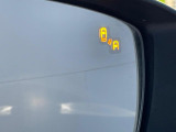 【ブラインドスポットモニタリング】走行中、ドアミラーの死角になりやすい箇所に後続車が接近するとサイドミラー付近に警告を表示、ドライバーに注意喚起をしてくれます。