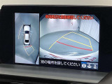 パノラミックビューモニターシステムが付いているので車の上から見た映像が確認できますよ。 一目で車両周辺の情報を確認できますが、直接安全をご確認下さい。