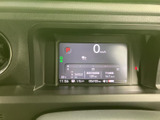 速度やシフト位置、燃料残量などの情報がまとまって表示され、運転中に必要な情報を確認しやすい構成です。表示が見やすく整理されているため、走り出す前にも車両の状況を把握しやすくなっています。