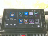 画面にはラジオやテレビ、音楽、電話などのメニューがアイコンで表示され、内容を見分けやすい構成です。Android AutoやApple CarPlayの表示もあり、日常の移動に便利です。