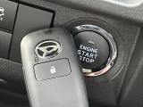 【キーフリーシステム】カバンやポケットに入れたままでもドアの施錠・解錠が可能なスマートキーを装備。エンジンのオン・オフ時もカギを取り出す必要が無いからとっても便利です♪