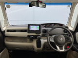 前方へ広がる視界と、明るい色調のインパネが印象的な運転席まわりです。ナビ画面やメーター類も目に入りやすい位置にまとまり、運転席と助手席の双方で過ごしやすい空間です。