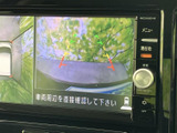 車両後方の映像とガイド線を画面で確認できるモニターです。周囲の状況を把握したい駐車時に役立ち、車両周辺を目で確かめながら操作できます。日常の駐車をサポートする装備です。