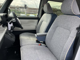 明るい色合いのシートとゆとりを感じる座面で、前席は落ち着いて過ごせる空間です。窓から周囲を見渡しやすく、乗り降りの際にも室内の様子を確認しやすい造りです。