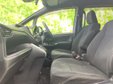 前席まわりは見通しがよく、運転席から助手席まで明るく感じられる空間です。シートは落ち着いた色合いで、足元にもゆとりがあり、日々の移動を快適にお過ごしいただけます。