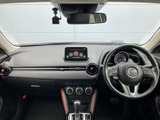 運転席から前方を見渡しやすいレイアウトで、メーターや画面も視線の届く位置にまとまっています。落ち着いた色合いの室内はすっきりとした印象で、前席で過ごす時間も快適です。