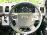 インテリアに合わせたデザインのステアリングは、運転される方のことも考え、運転しやすい形状、大きさです。是非一度、実際に触ってお確かめください。