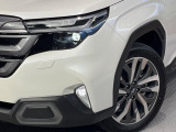 【LEDヘッドライト】悪天候や夜間走行時も良好な視界を確保し安心して運転できる高輝度LEDヘッドライトを装備!点灯速度が早く、消費電力も抑えられています。