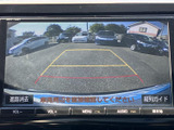 後方の映像に加え、駐車時の目安となるガイド線も画面に表示されます。車庫入れや駐車スペースへの後退時に周囲を確認しやすく、日常の駐車をサポートする装備です。