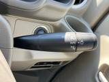 操作しやすい位置に配置されたウインカーレバーで、スムーズな車線変更をサポート。オート機能も搭載し、安全な運転をサポートします。