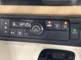 【オートエアコン】一度お好みの温度に設定すれば、車内の温度を検知し風量や温度を自動で調整。暑い&hellip;寒い&hellip;と何度もスイッチ操作をする必要はありません。快適な車内空間には必須の機能ですね♪