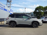 スバルの4WD(AWD)は直進安定性に優れ、日常走行から高速走行まで、さまざまなシーンで安心感に満ちた走りが愉しめます。それは悪路や泥道など左右のタイヤの路面状況が異なるシーンでも変わりません。