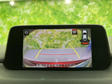 後方の映像とガイドラインを画面で確認でき、駐車時の周囲確認をサポートします。車両後方の位置関係を把握しやすく、バックでの駐車時に役立つ装備です。