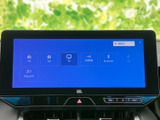 ラジオやテレビ、Bluetoothなどの選択肢が画面上に並び、使いたい音源を見つけやすい構成です。タッチ操作で項目を選べるため、日常の音楽鑑賞にも便利にお使いいただけます。