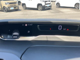 速度やシフト位置などの情報が見やすくまとまり、運転中に必要な表示を確認しやすいメーターまわりです。車両周辺の表示も備わり、状況把握をサポートします。