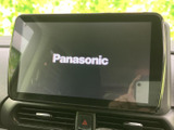 センターに見やすい大画面を備え、ナビやオーディオの各機能をまとめて確認できます。運転席から画面を把握しやすく、日々の移動をサポートする装備です。