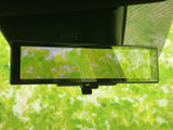 ルームミラー一体型の画面が視界に収まり、周囲の景色を映し出す仕様です。停車中に映像やテレビを楽しめる装備として、日常の車内時間にも活用いただけます。