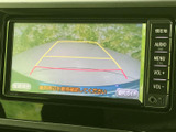 車両後方の様子を画面で確認でき、目安となるガイド線も表示されます。駐車時や後退時の周囲確認を助けてくれる、日常の運転に役立つ装備です。