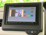 画面からテレビの設定や映像を確認できる装備です。停車中に映像やテレビを楽しみたい場面にも活用でき、車内で過ごす時間をより便利にしてくれます。