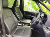 前席はゆったりとした座面と背もたれで、運転席・助手席ともに落ち着いて過ごせる空間です。窓からの見通しも確保され、乗り降りの際も開放感があります。