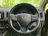ステアリングに各種スイッチがまとまり、運転姿勢を保ったまま手元で扱いやすい配置です。メーターや中央画面も見渡しやすく、日々の運転をサポートします。