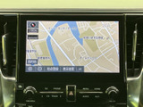 地図が大きく表示され、道路や周辺施設を画面上で確認しやすいナビ画面です。周囲には基本操作のボタンやダイヤルがまとまり、目的地設定や音楽操作へ移りやすい配置となっています。