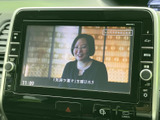 テレビ番組を画面で視聴でき、停車中の待ち時間や休憩時間を過ごす際に便利です。画面内に番組映像が表示され、車内でのひとときに活用いただけます。