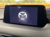 【8インチマツダコネクト】車内の雰囲気にマッチした大型のディスプレイ。スマホ接続でのナビ使用やBluetooth再生等、様々な機能が楽しめます。直感的なダイヤル操作が可能で、使い勝手も良好です。