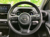 ステアリングには複数のスイッチが配置され、運転姿勢を大きく変えずに車内機能へアクセスしやすい設計です。手元で扱える便利さがあり、日々の移動中も視線を前方に向けやすくなります。
