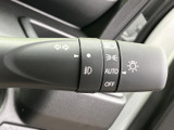 方向指示やライトに関する表示がまとまり、マークを見て機能を確認しやすいレイアウトです。必要な操作を手元で行いやすく、日常の運転を支えるスイッチ類が備わっています。
