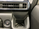 【運転席ドリンクホルダー】使いやすさに配慮したドリンクホルダー