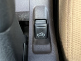 車内から荷室を開ける操作に使うスイッチを備えています。マークが表示されており、荷物の積み下ろしなどで荷室を使いたい時にも、運転席から扱える便利な装備です。日常使いをサポートします。