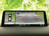 車両周辺の映像とガイドラインが表示され、駐車時などに周囲を確認する際の心強いサポートになります。画面の案内を参考にしながら、落ち着いて周囲の安全を確かめられます。