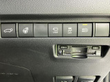 ETC車載器を備えており、対応する料金所ではETCを利用した通過に役立ちます。カードの出し入れもしやすく、日常のお出かけから高速道路を利用する遠出まで便利に使えます。