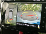 後方映像に加えて車両周辺の俯瞰表示も確認でき、駐車時の周囲確認をサポートします。ガイド表示を目安にできるため、車庫入れや狭い場所での駐車にも役立ちます。