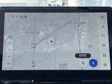 大きく見やすい画面に地図が表示され、現在地や周辺の道路を確認しながら目的地を探せます。画面上の案内に沿って操作でき、日常のお出かけ先を設定する際にも便利です。