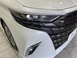 【三眼LEDヘッドライト】スタイリッシュな見た目の三眼LEDヘッドライトを装備♪スタイルだけでなく、夜間の走行も視界良好で安心してお乗りいただけます。