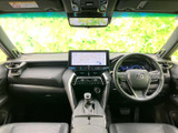 運転席から前方を広く見渡せるレイアウトで、着座時も周囲の状況を確認しやすい印象です。運転席と助手席にはゆったりとしたシートが備わり、乗る方それぞれが落ち着いて過ごせる空間です。