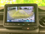 後方の様子を画面で確認でき、ガイドラインを目安にしながら駐車をサポートします。駐車スペースへの出し入れや、後退時に周囲の状況を確かめたい場面で、視認を助けてくれる便利な装備です。